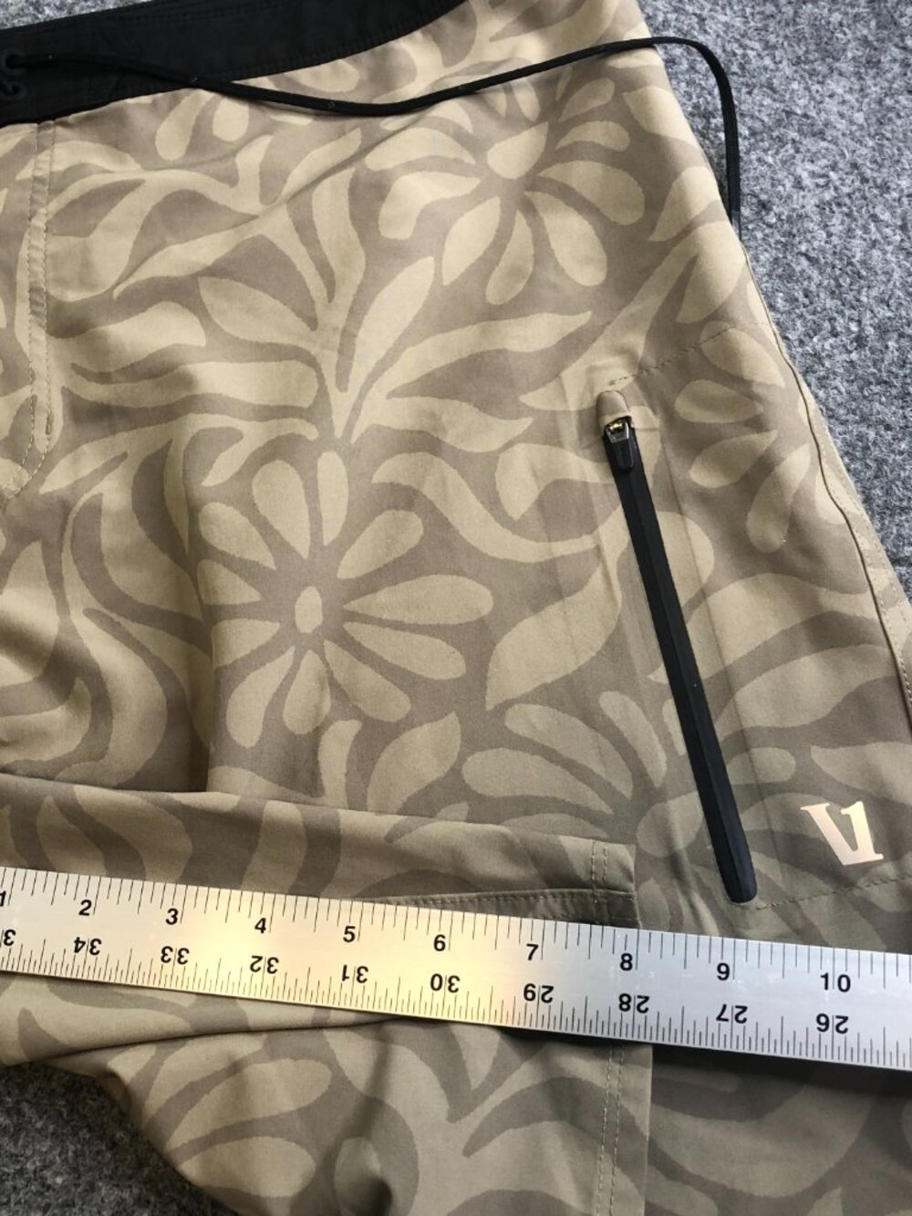 Vuori Infinity Board Shorts Mens 38 Tan Floral Zip Pockets Unlined Swimming - Picture 7 of 9